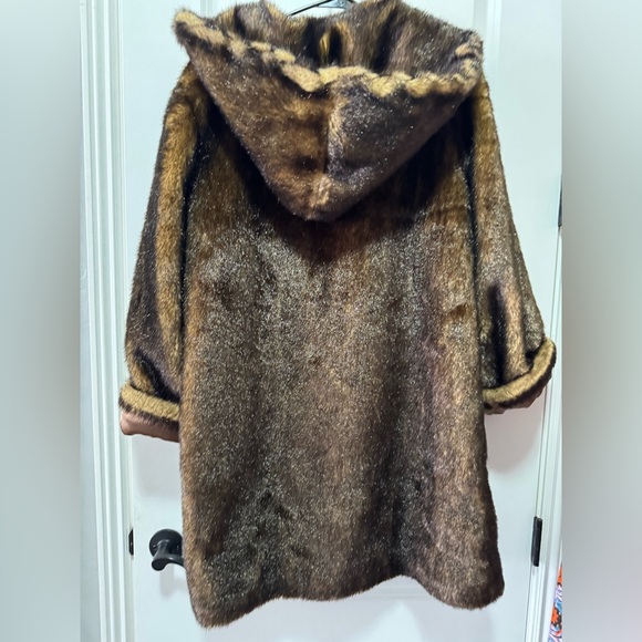 Dennis Basso Faux Fur Heavy Soft Slippery Feel Medium Hook +Eye Closure - Picture 3 of 9